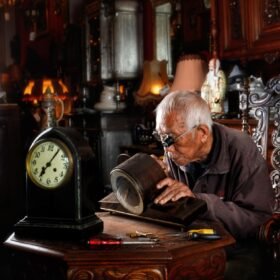 Para Ahli Reparasi Jam Antik di Old Amsterdam Antiques showroom Semarang